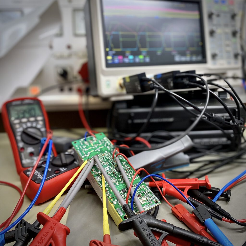 Schaltnetzteilanalyse im Elektroniklabor