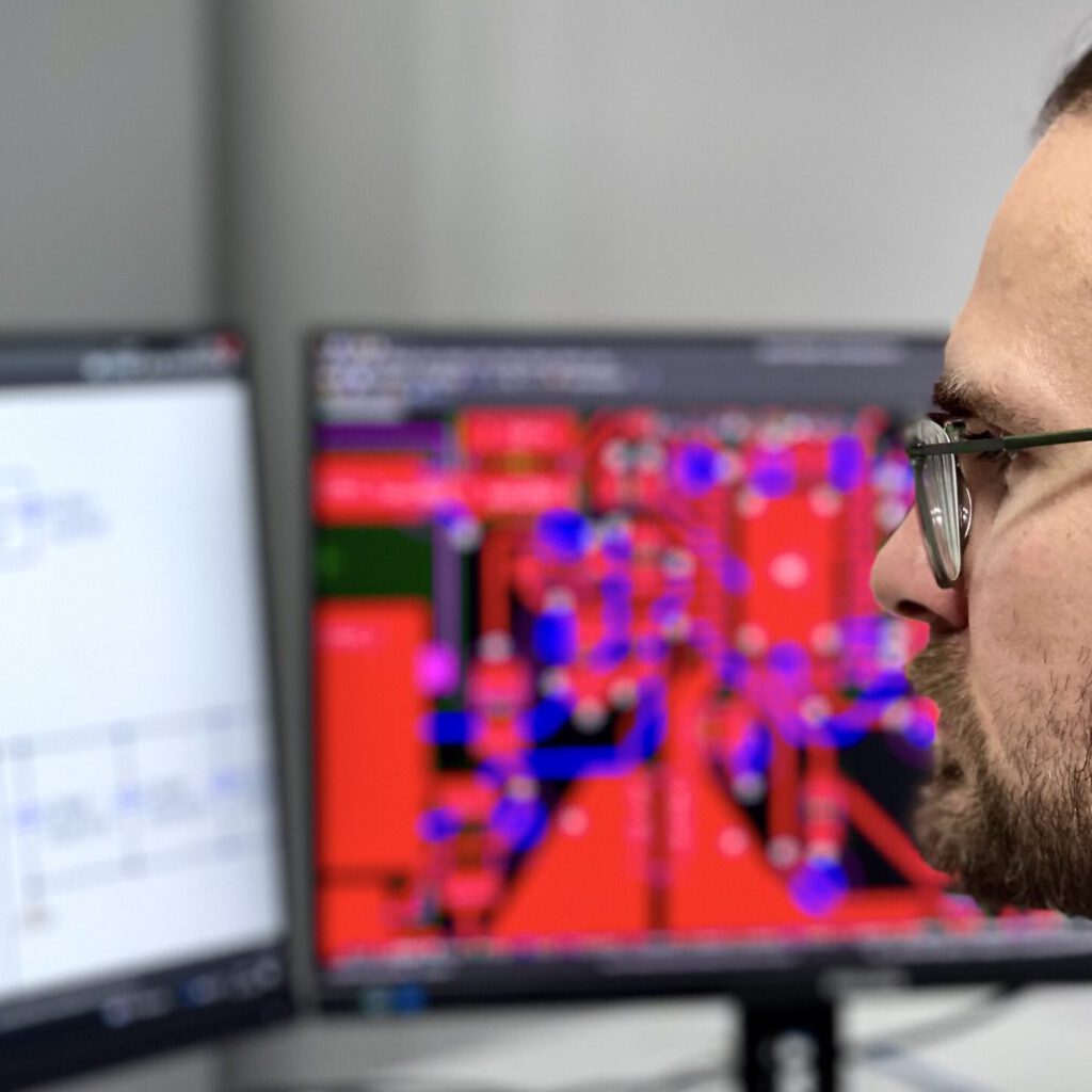 PCB Layouter Ingenieur am PC mit dem ECAD Tool Altium Designer