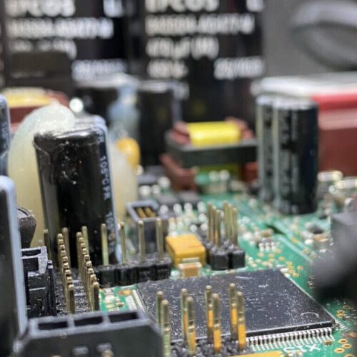 Embedded Elektronik Ansicht mit Mikrocontroller im Vordergrund und Zwischenkreiskondensator im Hintergrund