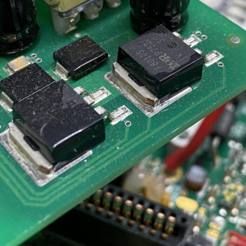 Zwei Mosfets auf einer PCB die die Schaltzelle eines synchronen buck converter darstellen