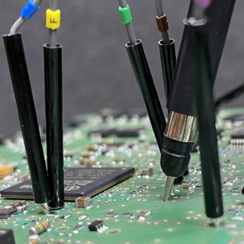 Embedded Elektronik mit Tastköpfen eines Oszilloskops